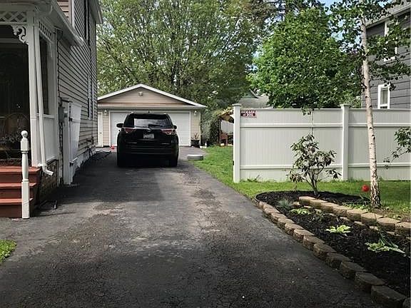 3rd image of 36 2nd Ave