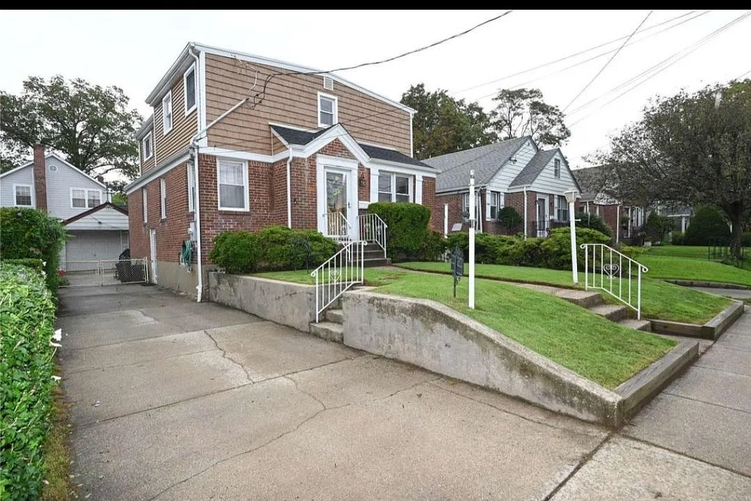 253 Kensington Rd S — Photo 1