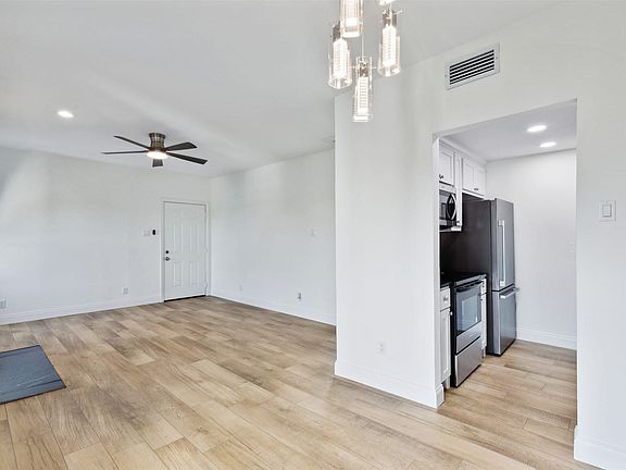 3rd image of 8750 Park Ln #C