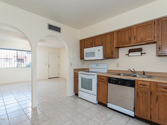 3rd image of 2815 N Fontana Ave