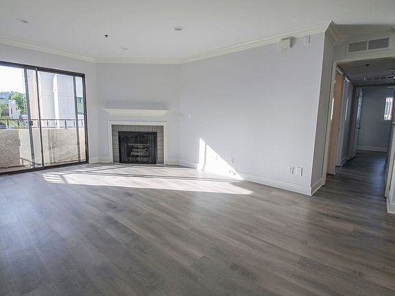 2nd image of 14930 Moorpark St APT 305