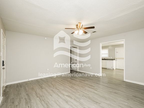 981198_002_living_room_14285178.jpg