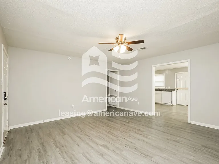 981198_002_living_room_14285178.jpg