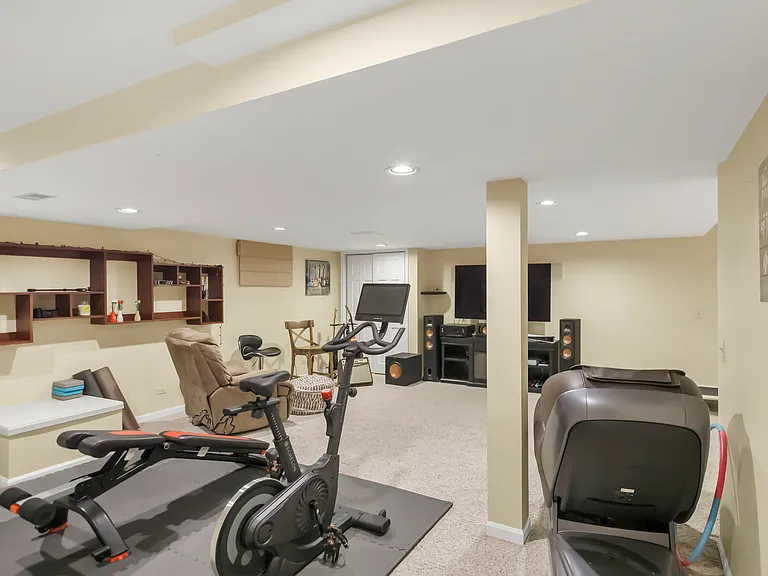 985 Chapel Ct N — Photo 39