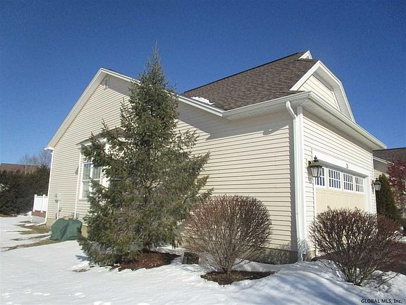 3rd image of 28 Hampton Cir