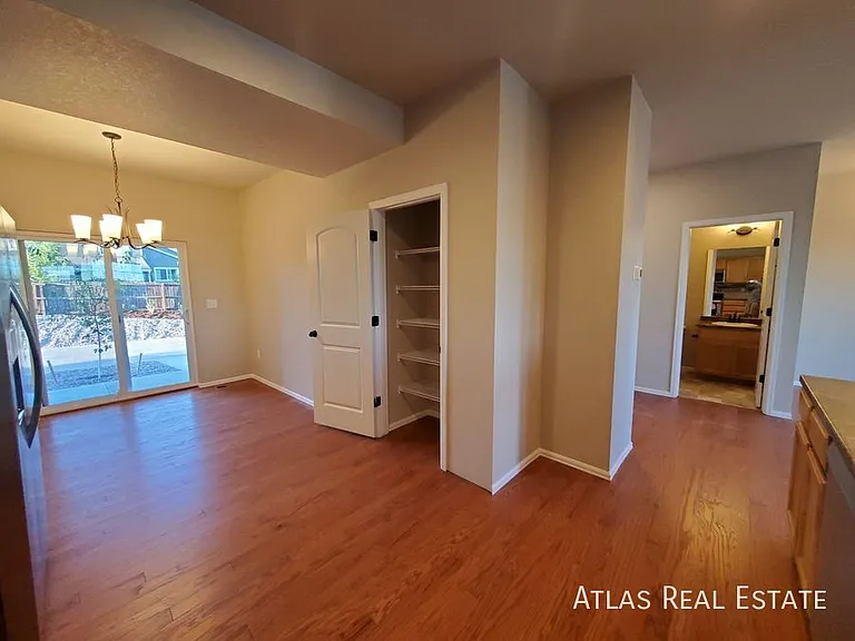 708 Finch Dr — Photo 3
