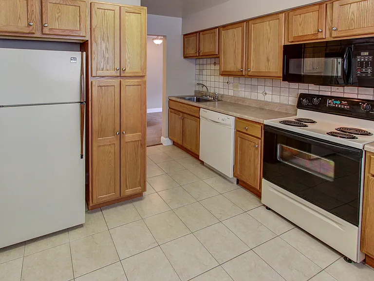 Hollandale Apartments — Photo 33