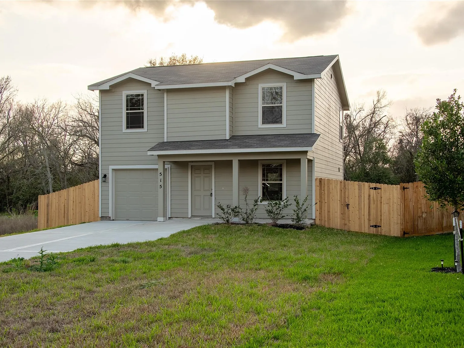 4 bed, 2.5 bath, 1549 sqft, $1,900 — Photo 2
