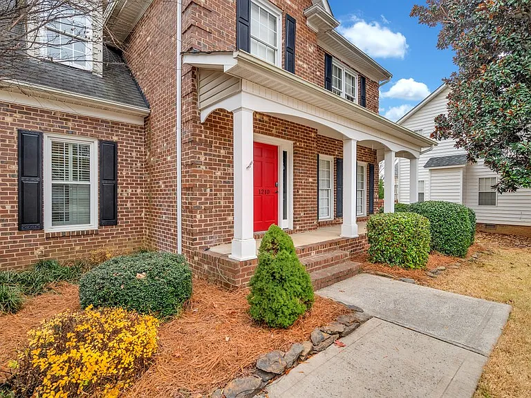 1210 Mendenhall Ct — Photo 2