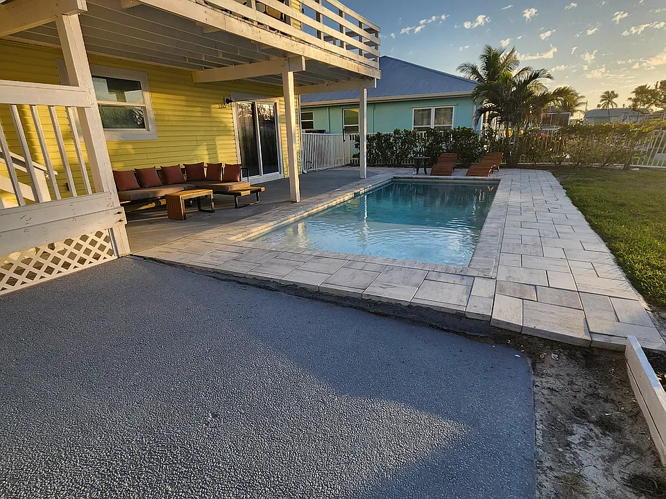 215 Flamingo St