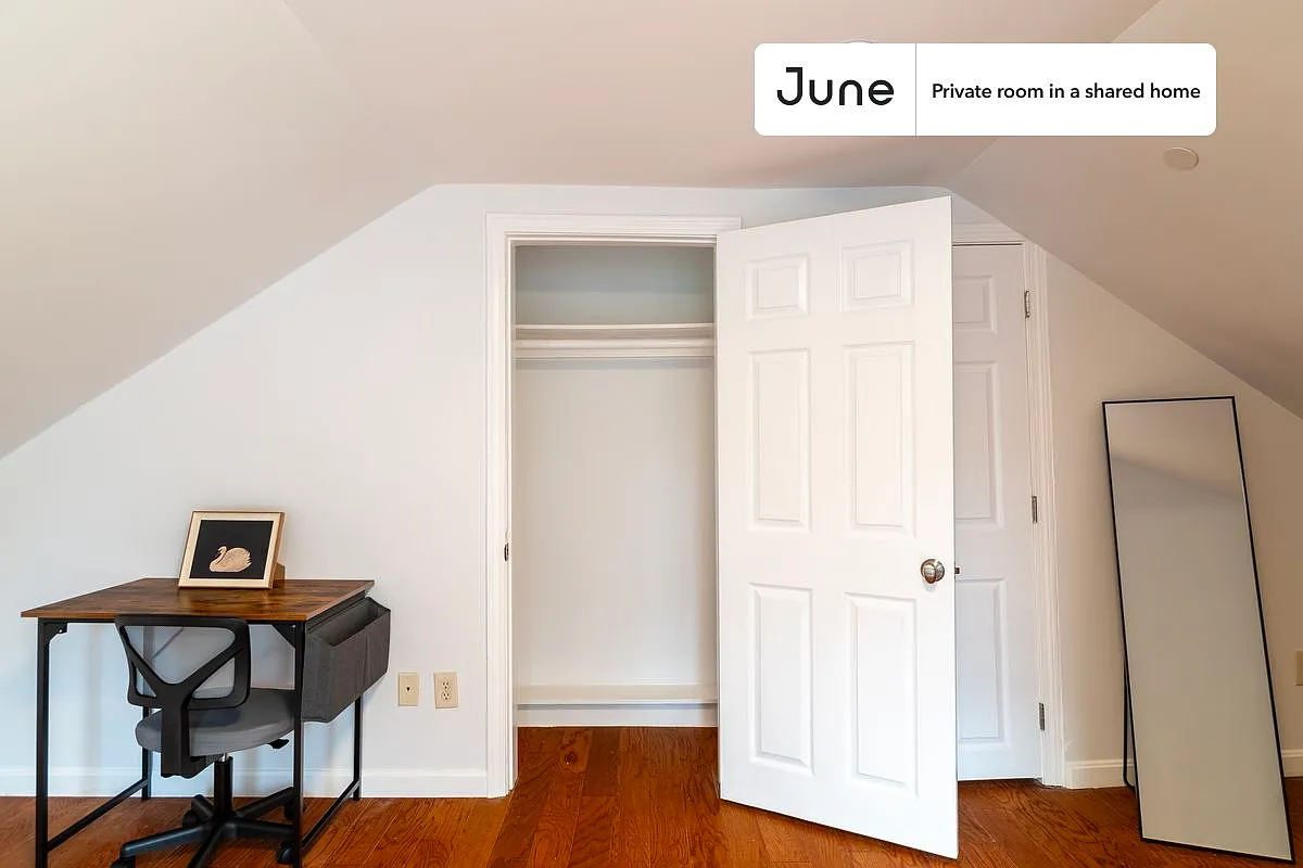 Queen bedroom in 4 bed/4 bath home in East Cambridge #1786 C — Photo 4