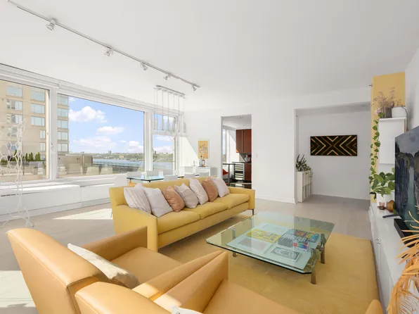 240 Riverside Boulevard image 2 of 8