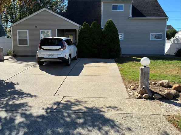 69 Wheelbarrow Lane, Wantagh, NY 11793