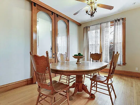 3 bed, 1300 sqft, $2,100 — Photo 2