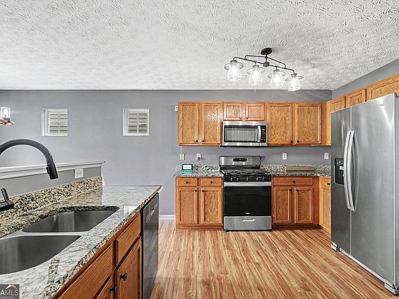 5th image of 74 Slate Dr
