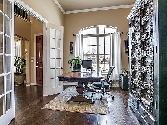 4th image of 1301 Brittany Way