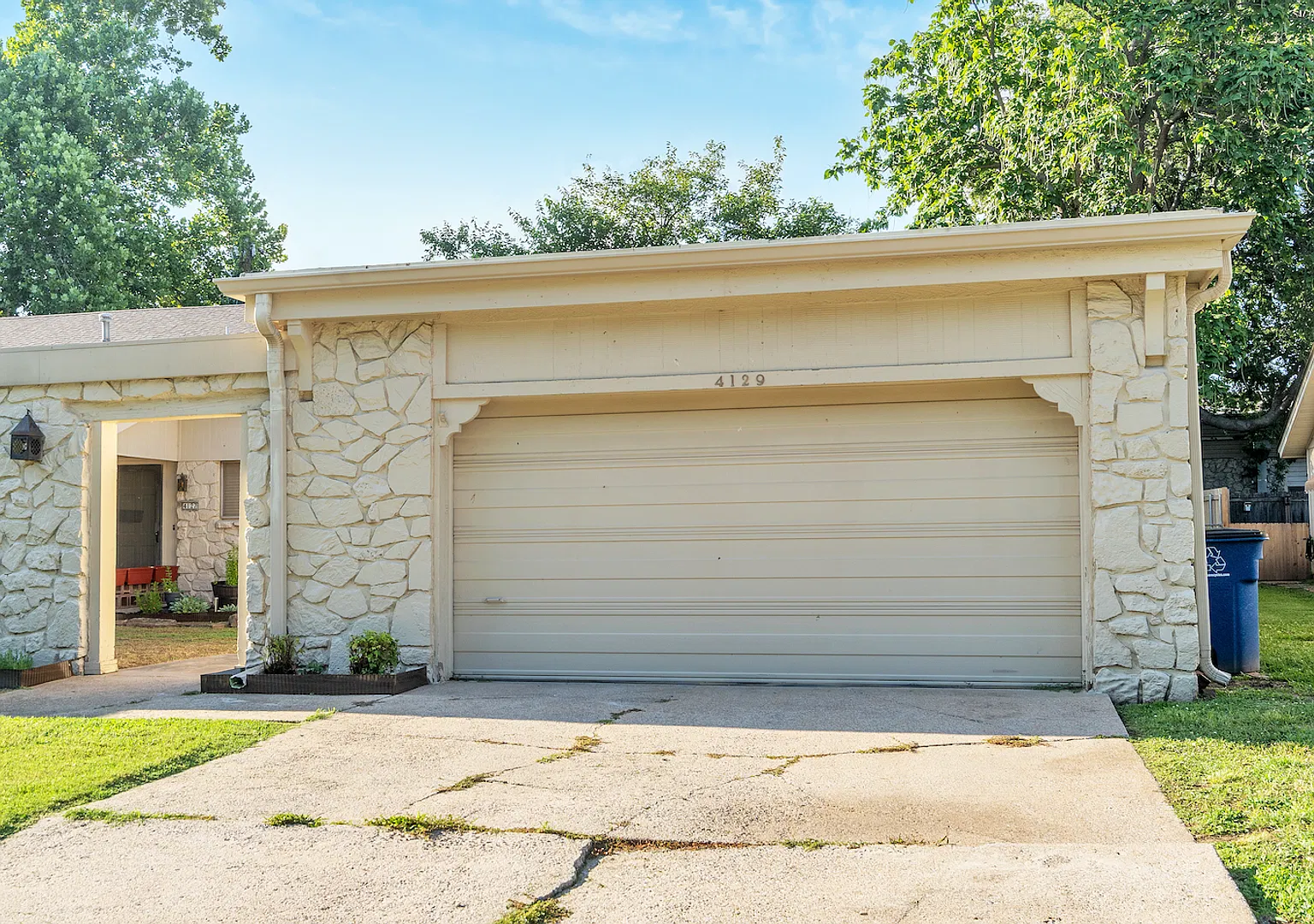 Spacious 3 Bed / 2 Bath Duplex Unit Looking For The Right Residents. Well Maintained. No Pets All... — Photo 2