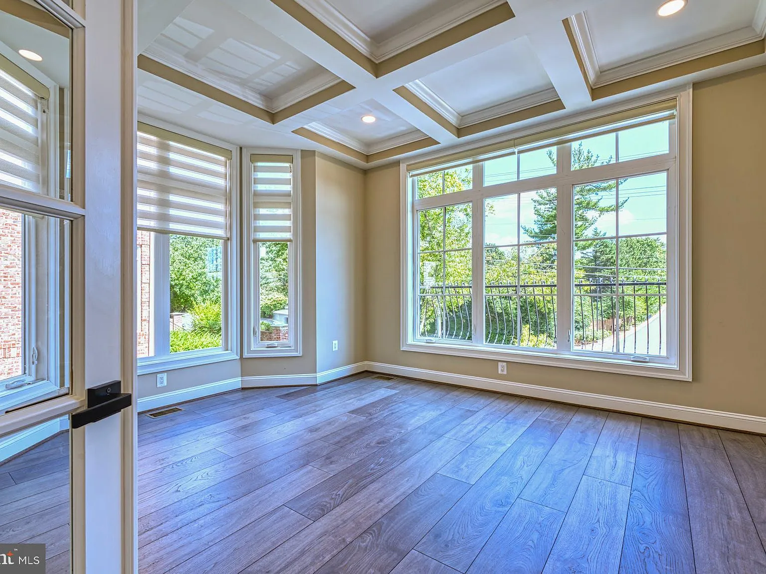 6 bed, 5.5 bath, 4874 sqft, $9,000 — Photo 4