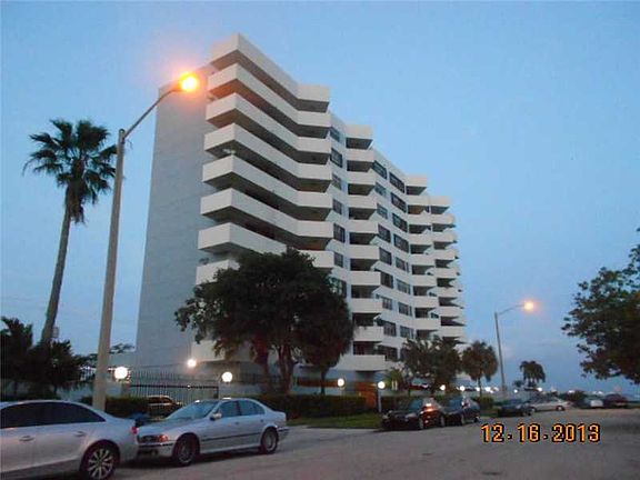 2nd image of 555 NE 30 St 702 #702