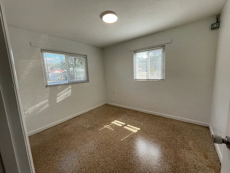 708 SW 20th Ave — Photo 3