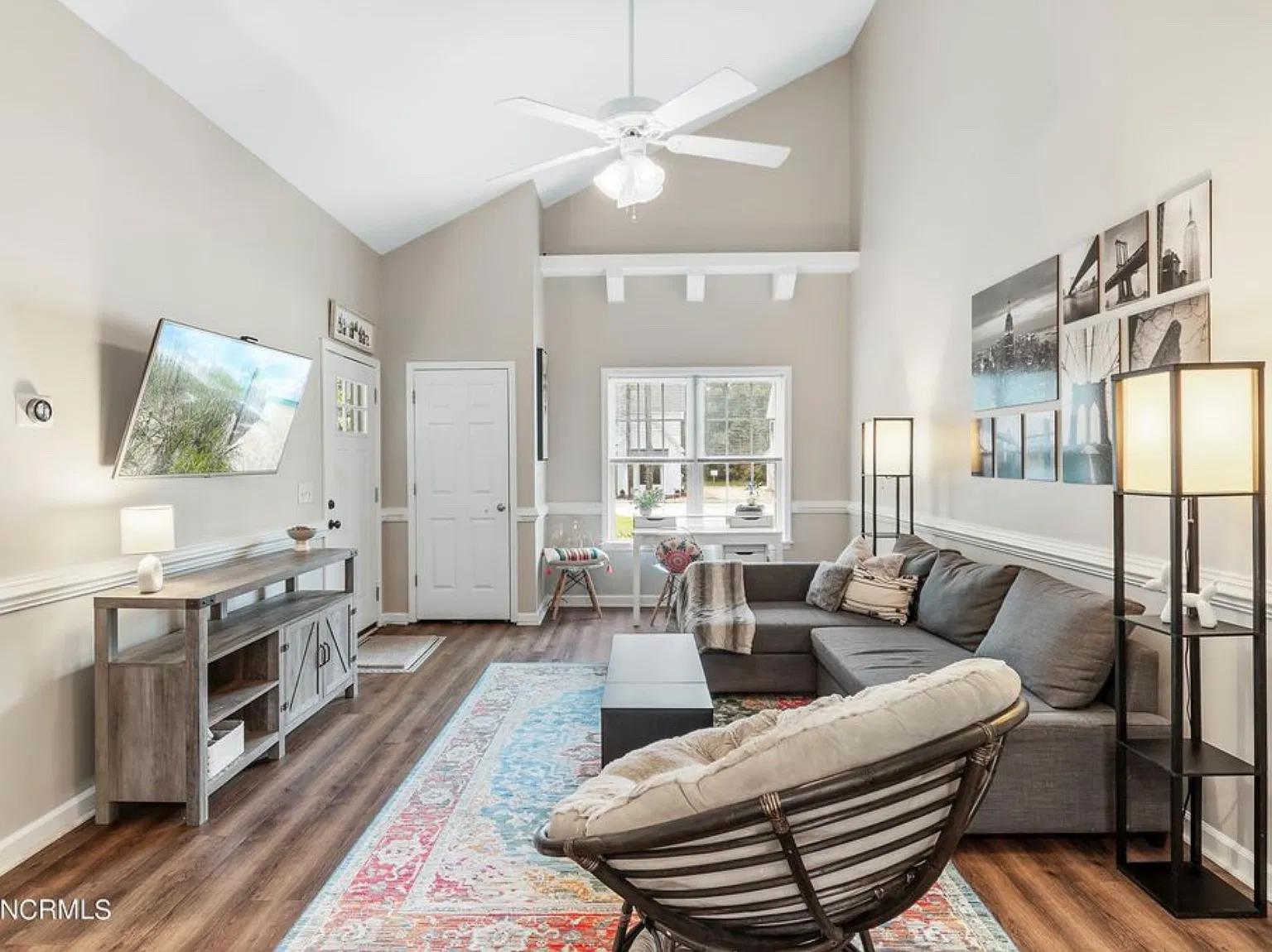 2 bed, 1048 sqft, $2,300 — Photo 2