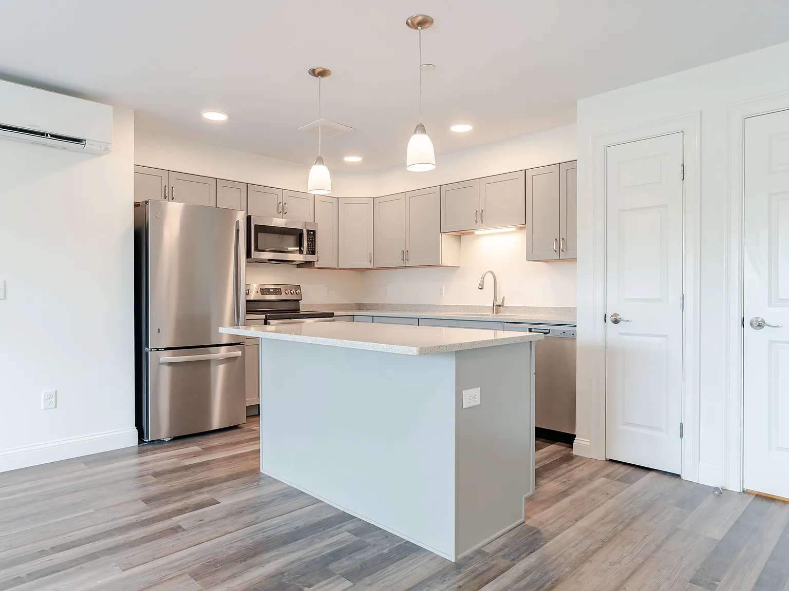 2 bed, 900 sqft, $1,900 — Photo 3