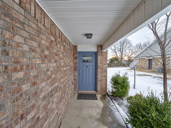 4th image of 231 N Broadway Dr #1