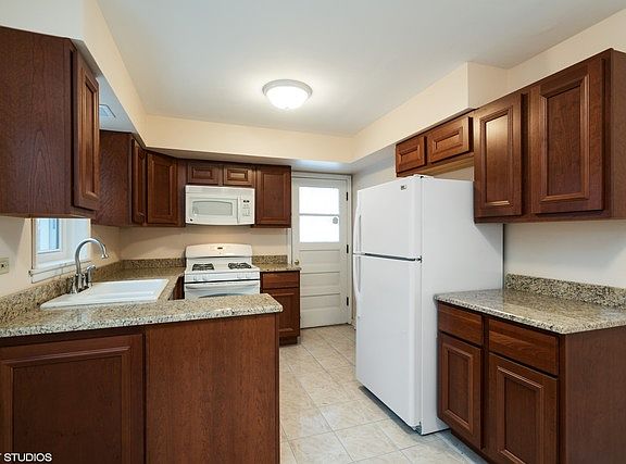 4th image of 916 S Maple Ave