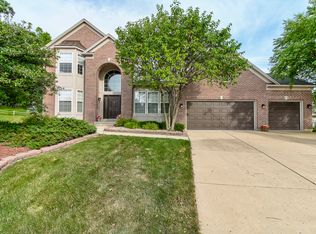 5 Rosewood Ct, Streamwood, IL 60107