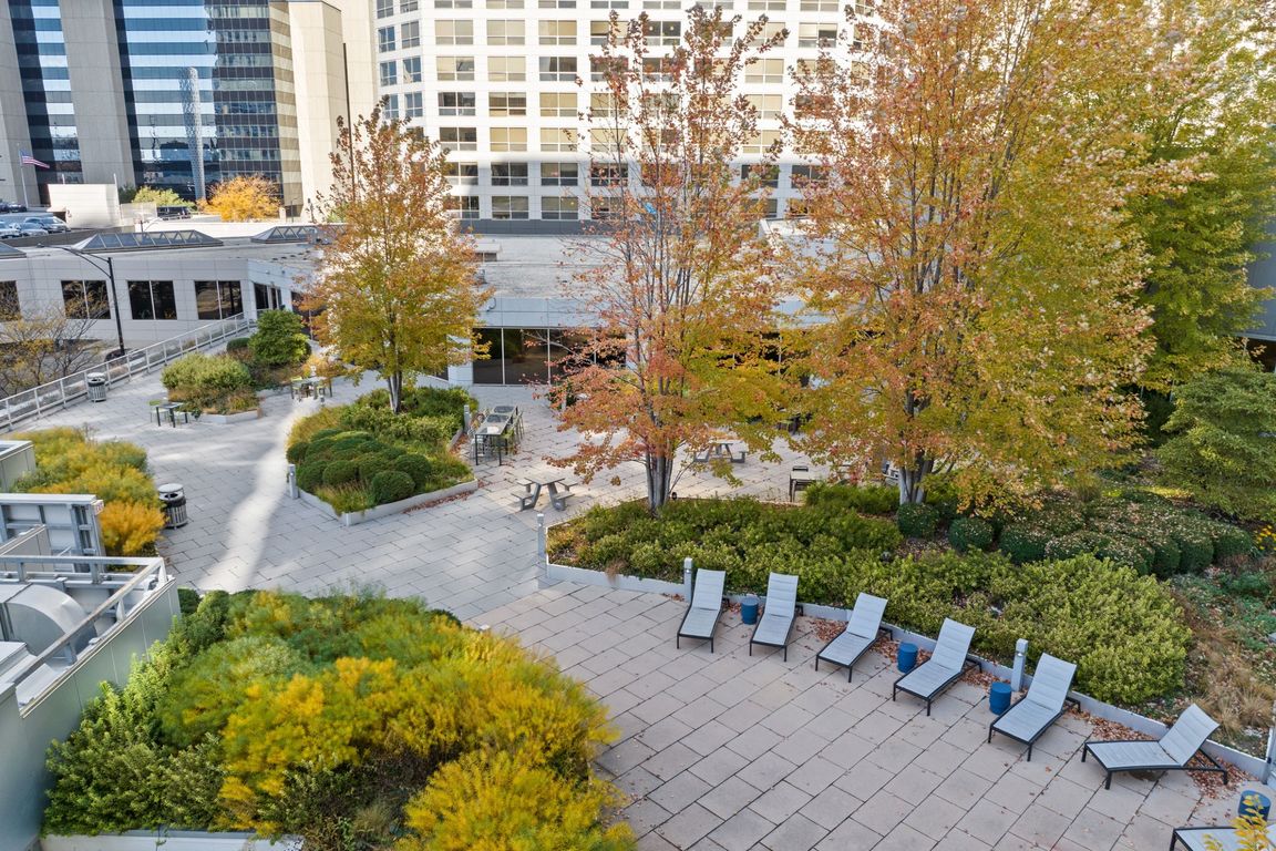 Rooftop courtyard at Presidential Towers in Chicago, IL