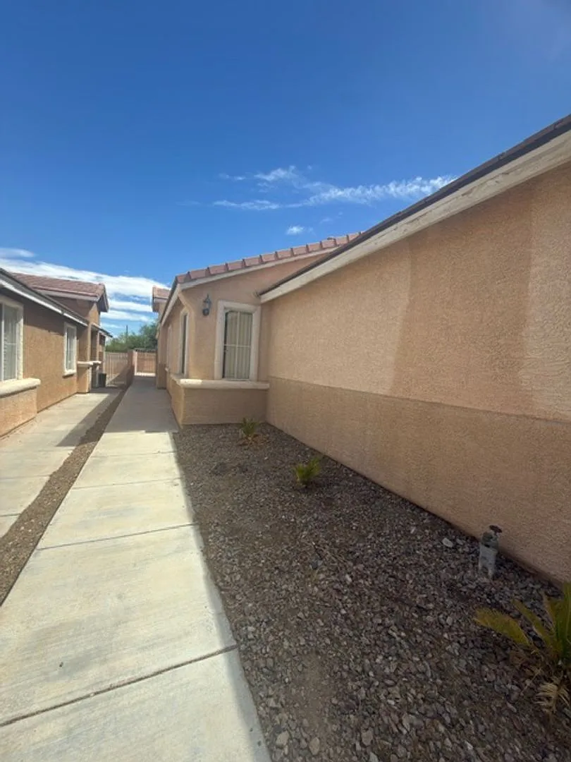 Welcome to this inviting 3-bedroom, 2-bathroom single-story home located in the desirable Rhodes ... — Photo 3