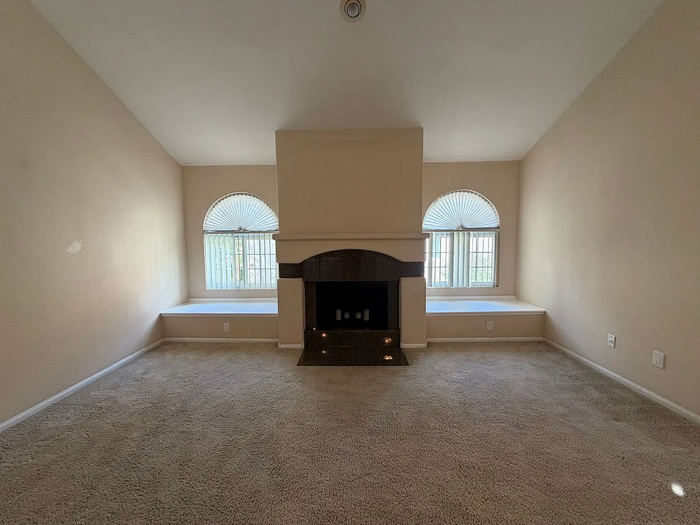 2 Bed 2 Full Bath Bondo On Second Floor Near Pool — Photo 3