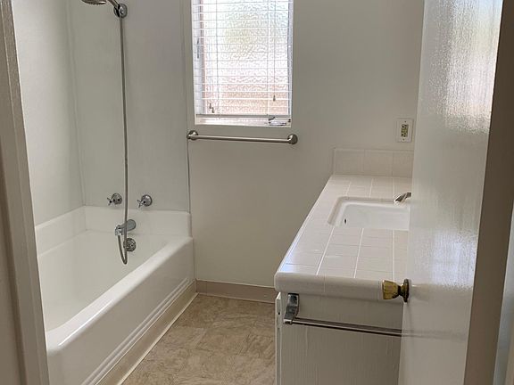 5th image of 1608 Amberwood Dr APT 1