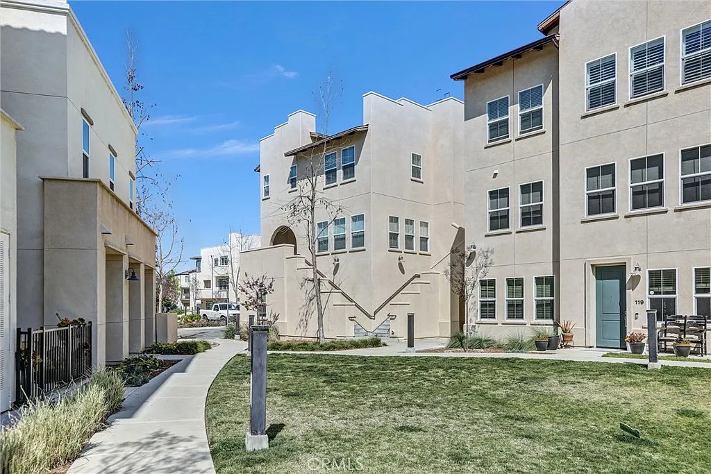 2 bed, 2.5 bath, 1342 sqft, $3,200 — Photo 2