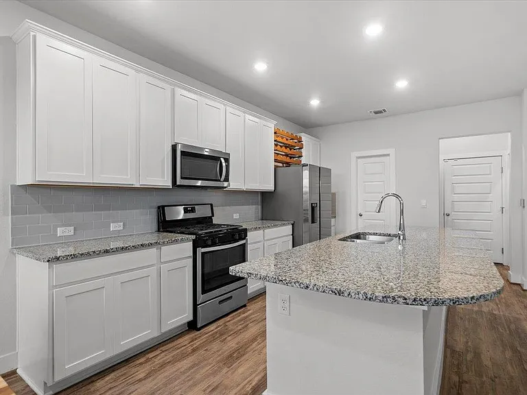 7106 Silver Star Ln — Photo 2