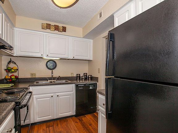 FULLY-EQUIPPED ALL-ELECTRIC KITCHEN