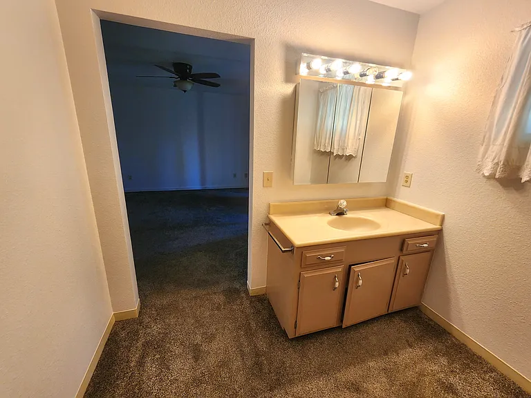 718 W Monterey St — Photo 10