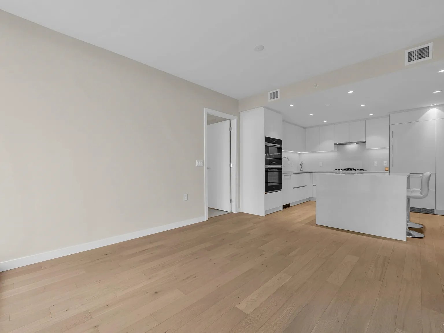 2 bed, 808 sqft, $3,800 — Photo 2