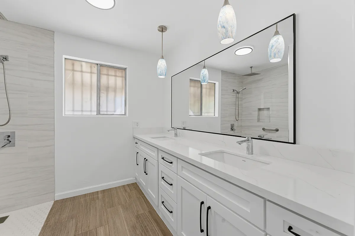Building Photo - 824 S Holt Ave #824