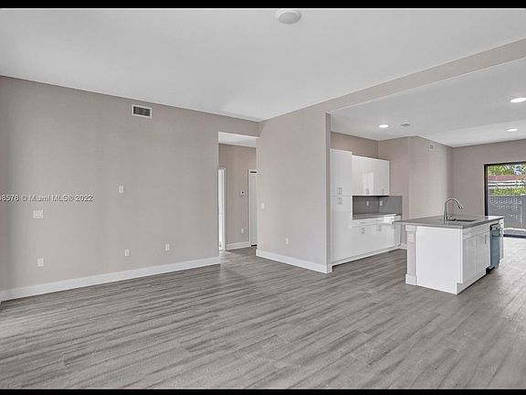 4th image of 432 E 16th St #432