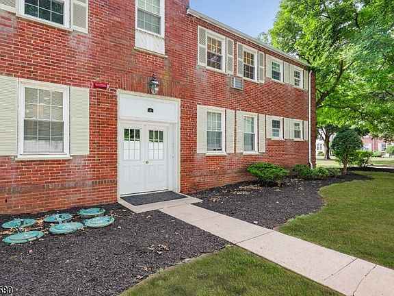 2nd image of 46 F Parkway Village