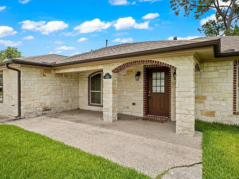 1209 Dogwood Dr — Photo 1