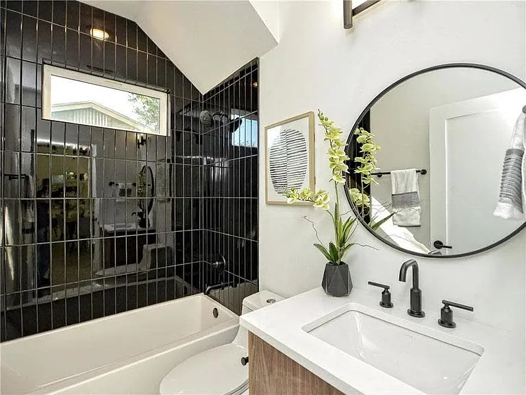 3309 Thompson St #2 — Photo 8