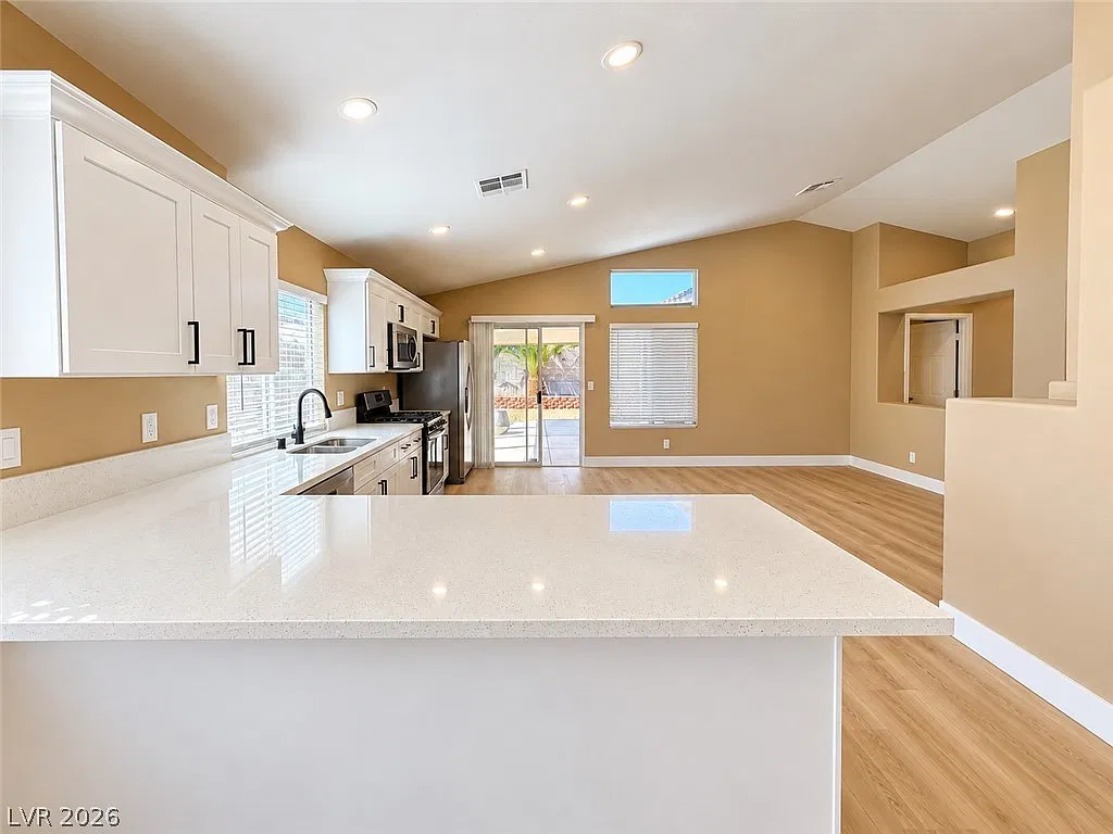 3 bed, 2.0 bath, 1317 sqft, $2,095 — Photo 4