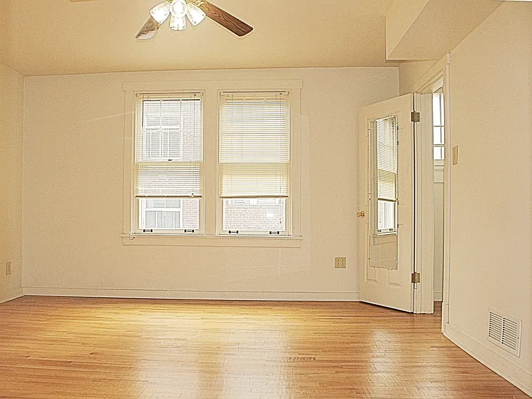 MBR facing East, walk-in closet