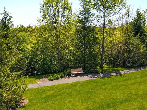 3rd image of 37 Grouse Dr