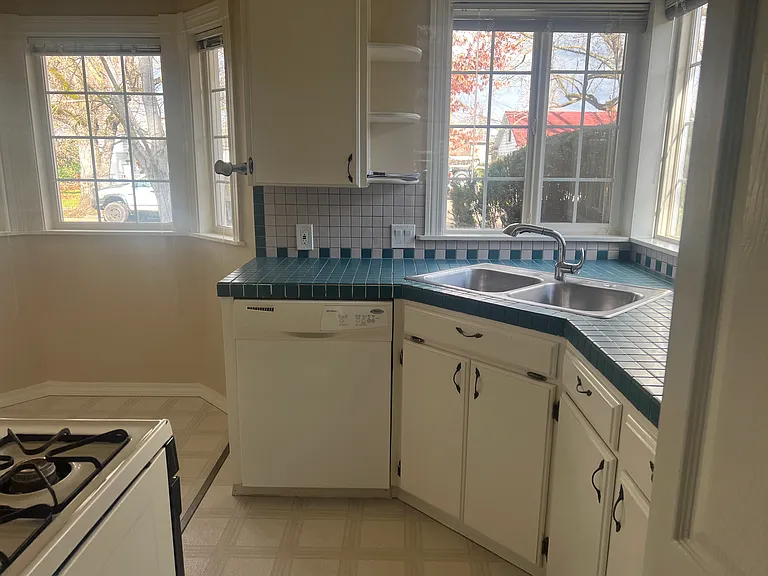 1008 Queen Anne Ave — Photo 6