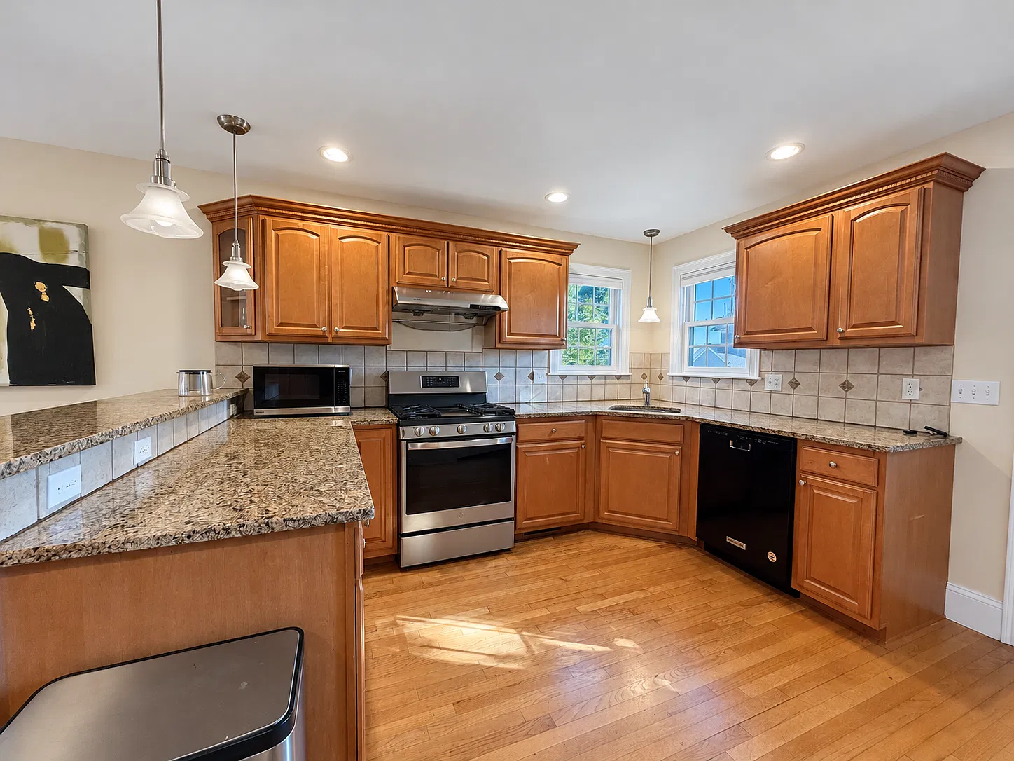 3 bed, 2.5 bath, 2294 sqft, $4,300 — Photo 3