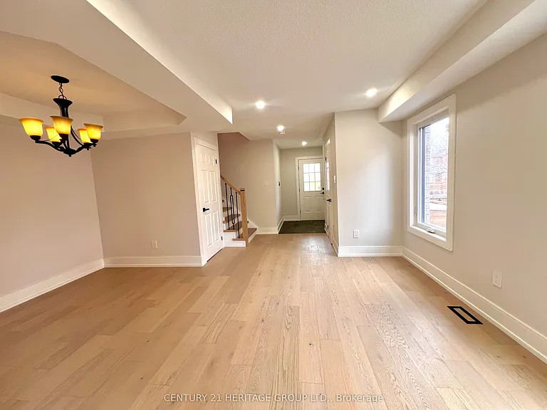 100 Woodroof Cres — Photo 2