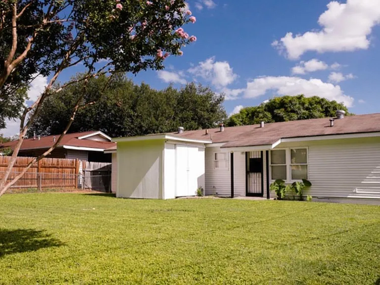 419 Anton Dr — Photo 3